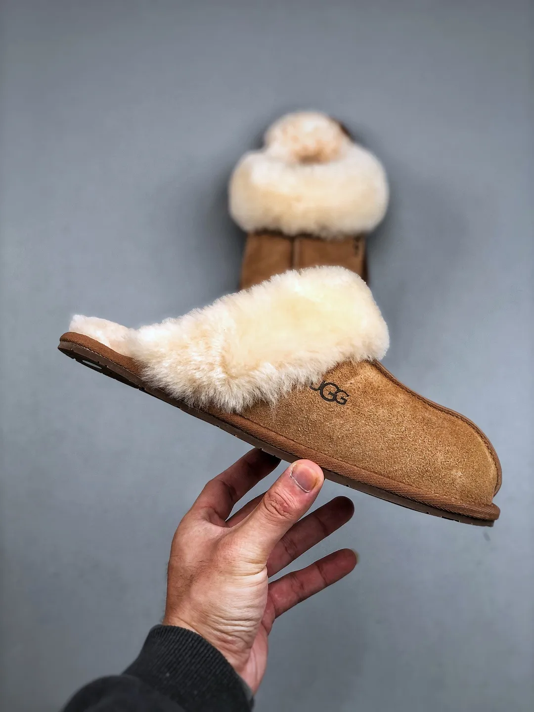 Local pick-up💰480 supports store placement. The top version on the market, UGG Star Slippers, 1cm thin sole, women's snow boots, produced by a major foreign trade factory in Guangzhou. Real sheep fur from toe to insole. Independent outer box packaging. Chip with waterproof technology. Different from any version on the market. Independent original development of outsole. Cashmere insole. Keep warm when going out in winter. It is a very suitable choice for home use. In recent years, UUG has launched a series of styles, which are partly preferred by young consumers. It has also moved to the forefront of fashion trends. Shoe body material: water-repellent coated suede upper, 17mm UGGPURE™ implanted wool insole, lightweight non-slip comfortable rubber outsole, brand LOGO, complete package, size: 35-40